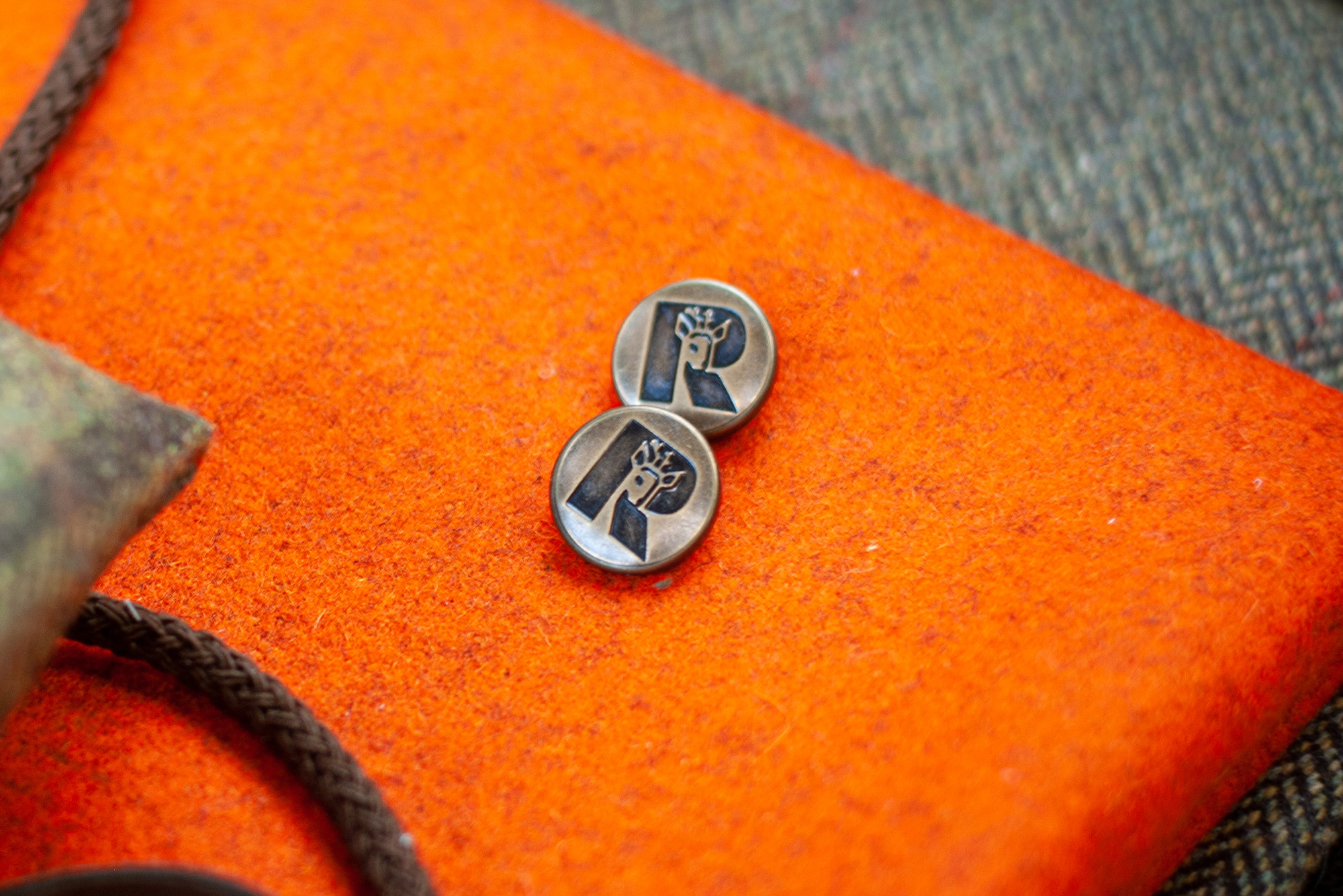 Geprägte Knöpfe einer Rascher-Jacke